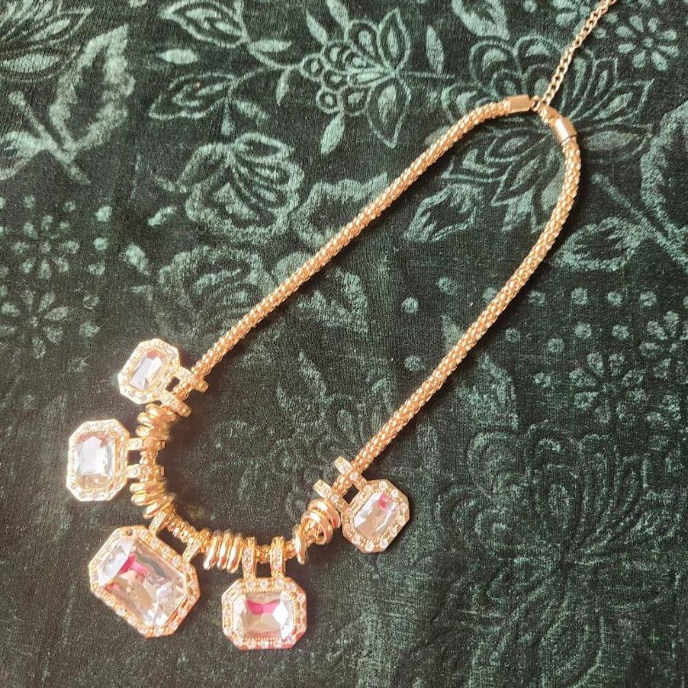 EXQUISITE NECKLACE
